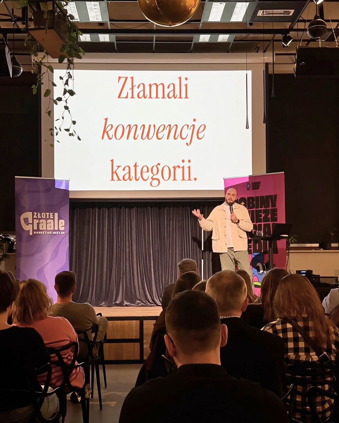 Daniel na scenie podczas wystąpienia o komunikacji marek