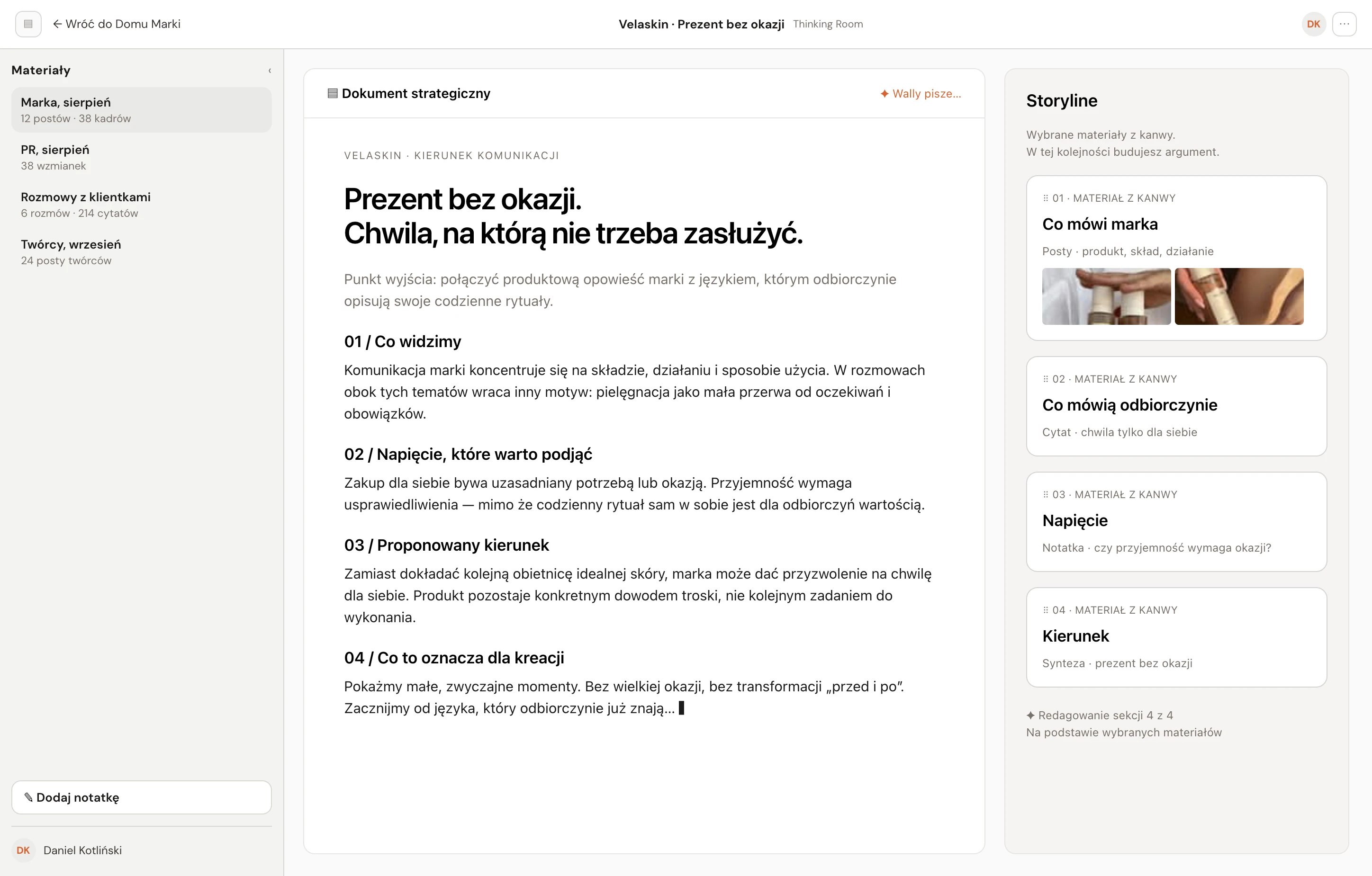 Dokument strategiczny z zapisanymi wnioskami i sekcją w trakcie redakcji; obok uporządkowane materiały storyline’u